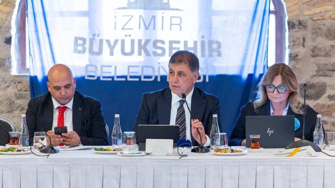 İzmir'de Turizm Hamlesi: Tugay'dan Su İndirimi, İZMAR Depo ve BİSİCAB Desteği
