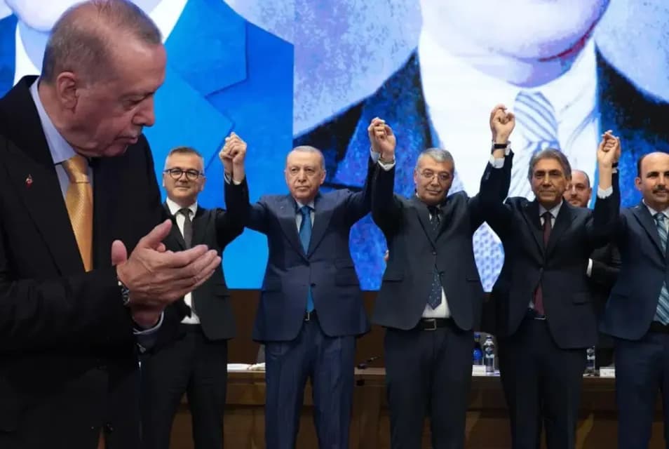 Canlı Yayında Bomba Transfer İddiası: "Muğla Büyükşehir Belediye Başkanı Ahmet Aras Ve Ankara’dan 8 Belediye Başkanı AK Parti'ye Geçiyor!"