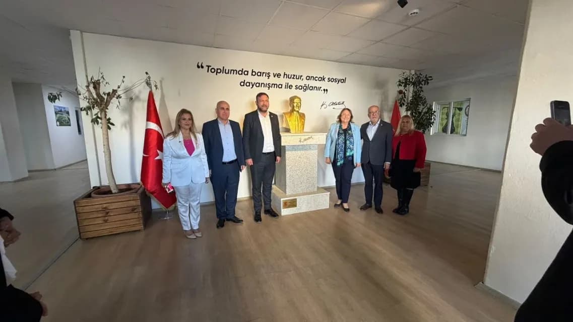 CHP İzmir İl Kadın Kolları Ve Karşıyaka Kadın Kollarından Karşıyaka'da Meme Kanseri Farkındalık Paneli