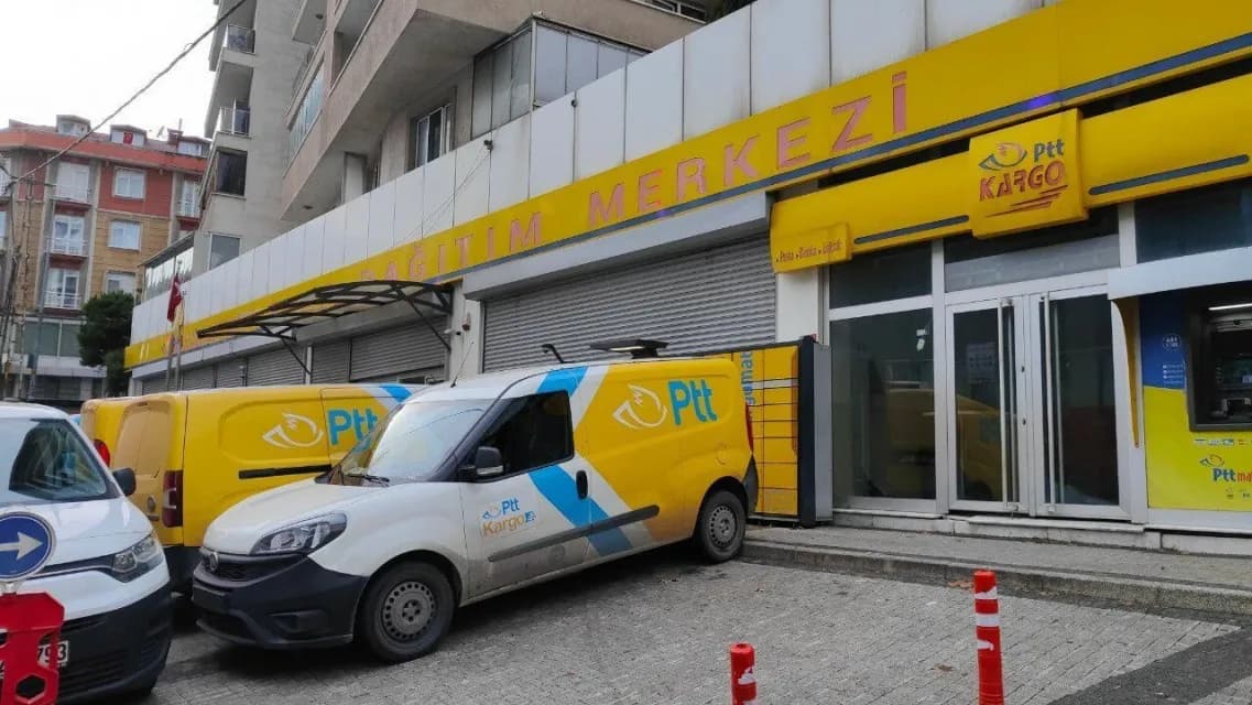 İzmir PTT’de Dağıtım Krizi: Kargolar Günlerdir Teslim Edilmeyi Bekliyor!