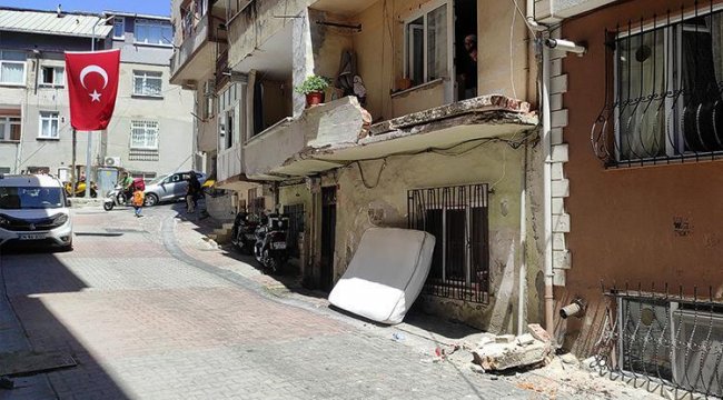 İstanbul'da kamyonun çarptığı balkon çöktü