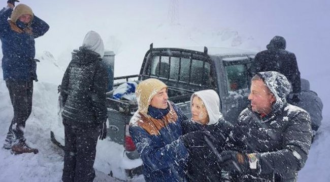 Kuvvetli kar yağışıyla yol kapandı, turistler mahsur kaldı