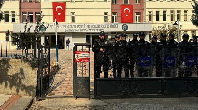 Şanlıurfa'da Halfeti Belediyesi önünde polislere taşlı saldırıya ilişkin 8 kişi daha yakalandı