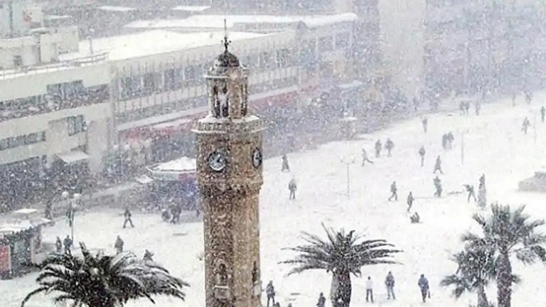 İzmir'de Kar Sürprizi: Hangi İlçelerde Kar Yağışı Bekleniyor, Sıcaklıklar Ne Olacak?