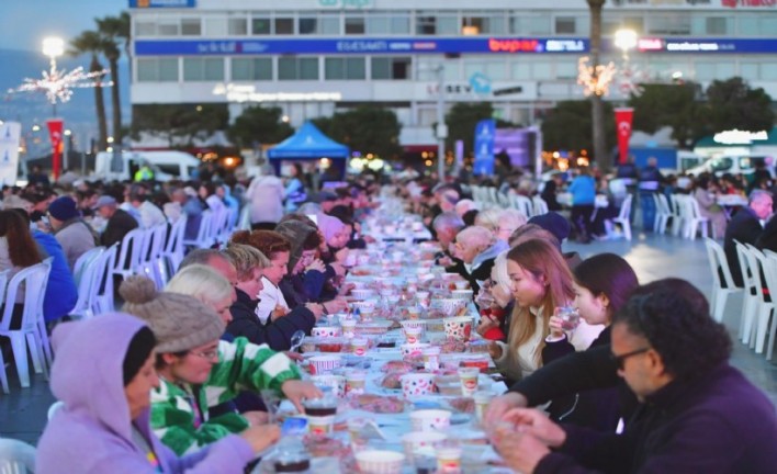 İzmir'de Ramazan Bereketi: İBB'den İftar Sofraları, Yemek ve Nakdi Destek!