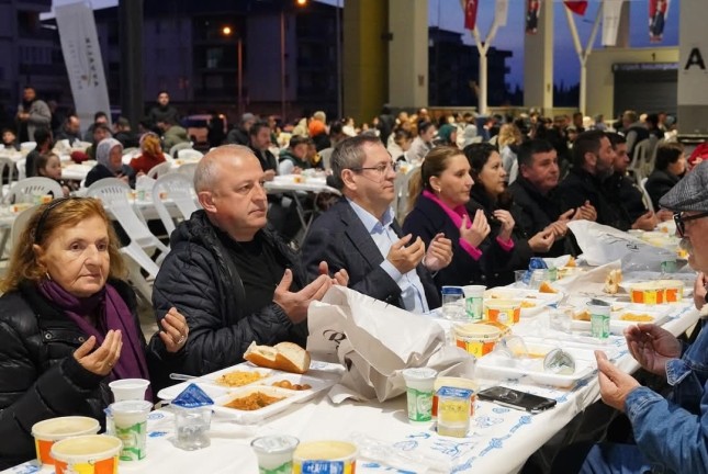 Ayvalık'ta İlk İftar Nerede Yapıldı? Binler Aynı Sofrayı Paylaştı!