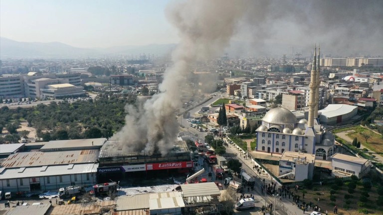 İzmir'de Sanayi Sitesi Alevlere Teslim