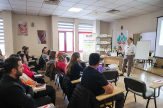 Buca'da Ebeveynlik Kampı: Uzmanlardan Doğum ve Bebek Bakımı Eğitimi